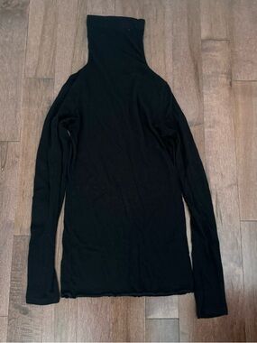 Club Monaco Women's Black Turtleneck Sweater